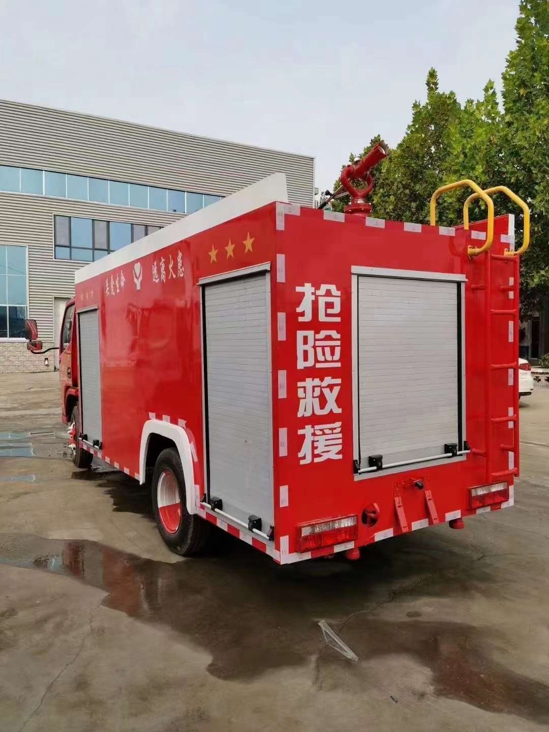 用装备各类消防器材或灭火剂,供消防***用于灭火灭火或消防救援的车辆