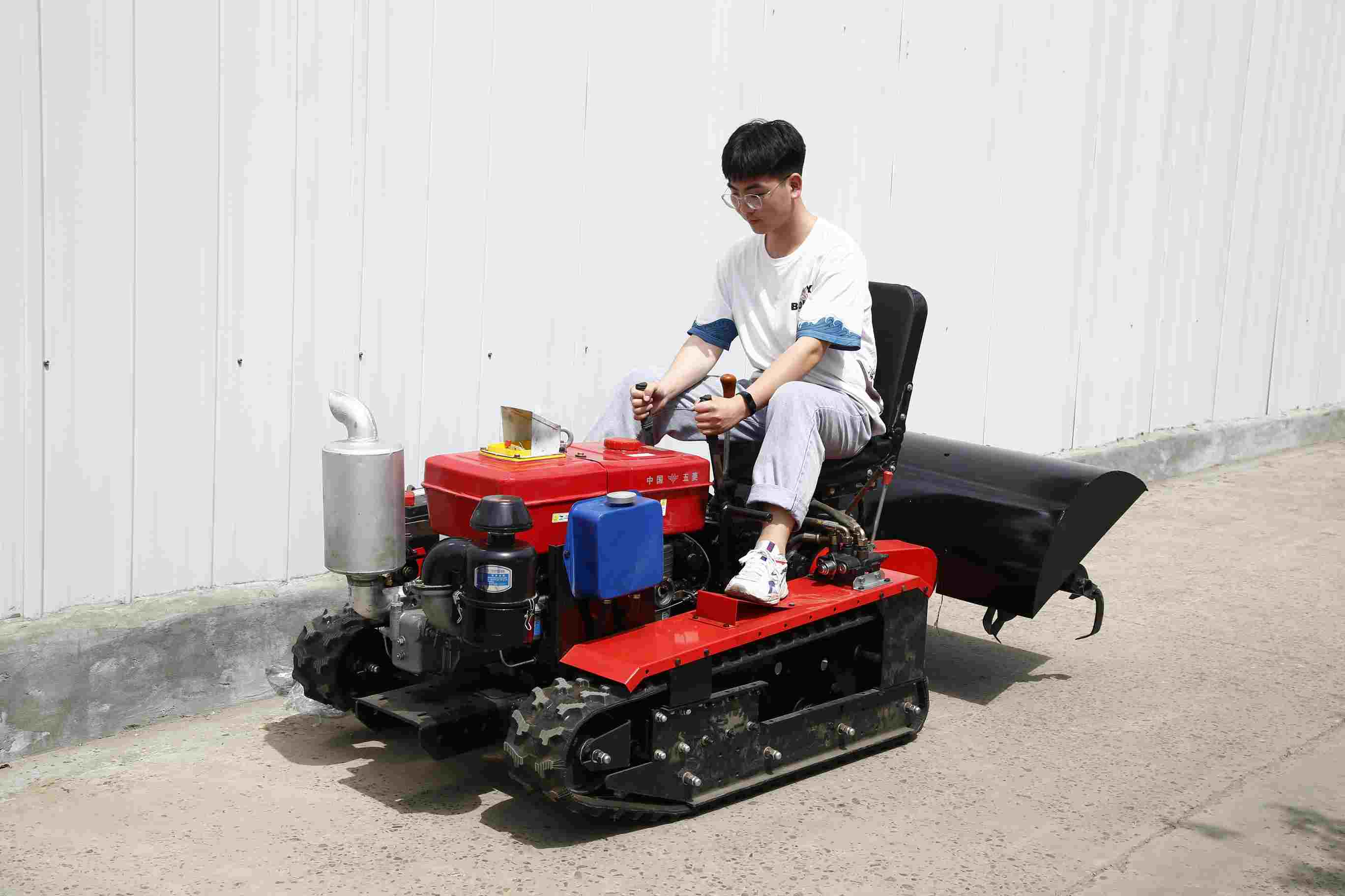 洛阳佳熠农业机械有限公司向您提供河池农田用履带自走式旋耕机.