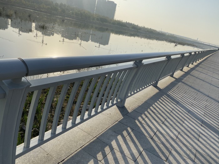 昌盛联合金属防撞桥栏杆,正确美化桥梁护栏建造桥梁护栏时,满足安全